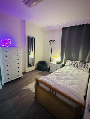 Cozy Private room near beach - Females only